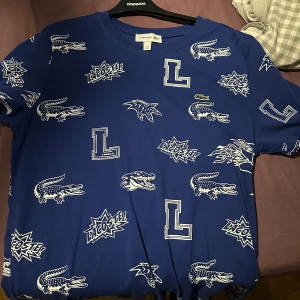 Blå Lacoste t shirt  - Viktigt unik fin Lacoste t shirt väldigt bra skick knappast använd för stor storlek. 