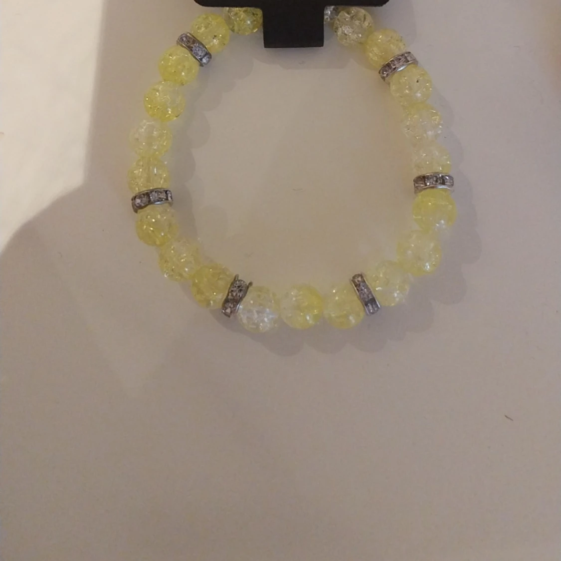 Gult pärlarmband med glittriga detaljer