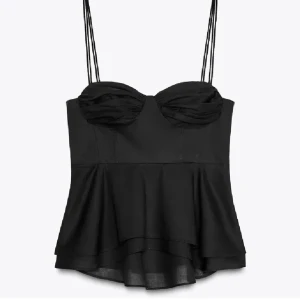 Slutsåld volang topp från ZARA - Slutsåld topp från zara, aldrig använd bara testad, NY MED PRISLAPP. Köpt för 399 och i perfekt skick! Storlek S