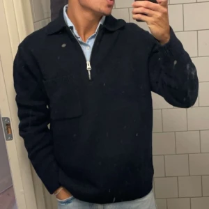 Bomullströja med dragkedja Arket - Säljer en mörkblå stickad tröja med dragkedja. Perfekt för kyligare dagar med sin varma och bekväma design. Tröjan har långa ärmar och ribbade muddar. Tröjan är i nyskick från Arket. Nypris 790kr. 🚨🚨Tröjan är för tillfället slutsåld hos Arket.