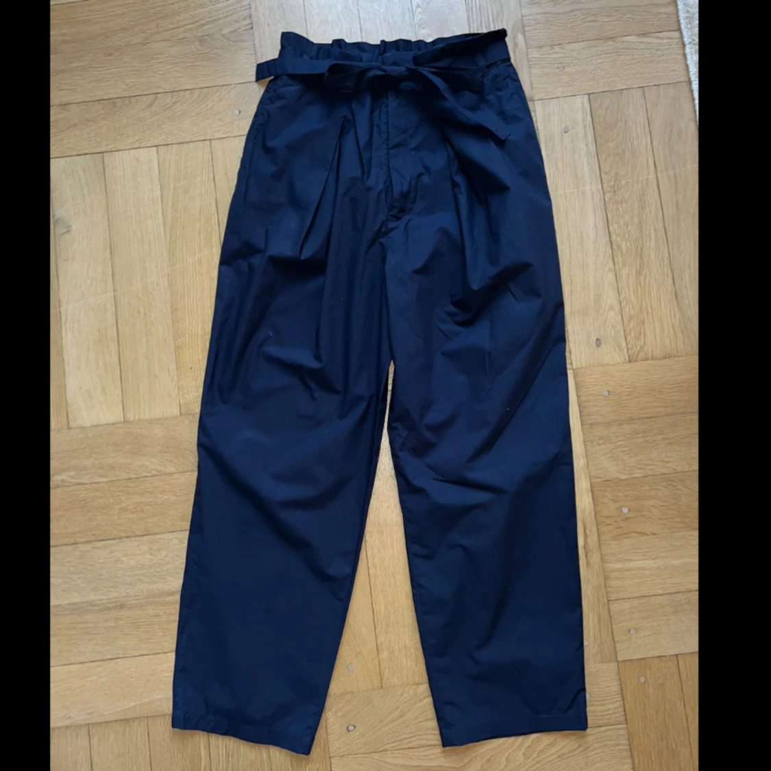 Mörkblå byxor med knyt från Slobe Iéna