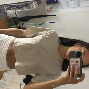 Beige croppad t-shirt - Säljer en enkel och stilren croppad t-shirt i beige. T-shirten har korta ärmar, rund halsringning och en loose passform. Perfekt att matcha med jeans eller kjol för en avslappnad look.