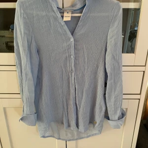 Ljusblå skjorta från Street One - Säljer ljusblå skjorta från Street One. Skjortan är gjord av ett lätt material som gör den perfekt för sommaren💕
