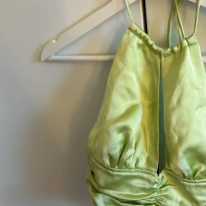 Festtopp - Satintopp i strl 32 (XXS/XS) från NAKD x Misslisibell. Aldrig använd, lapparna kvar på. Tryck gärna på ”köp nu”,