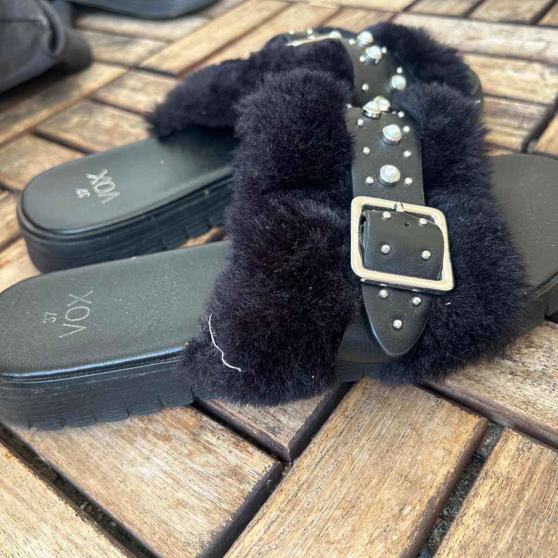 Svarta sandaler med päls och pärldetaljer - 1