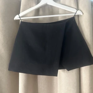 Svart kjol med slit och shorts i från zara/ skort - En svart kjol med slit och shorts i / skort. Jätte fint skick knappt använd. Storlek 34 från zara