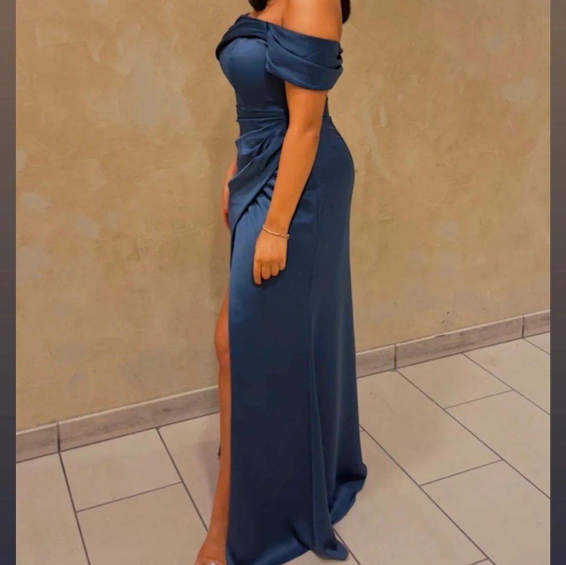 Marinblå långklänning offshoulder - 1