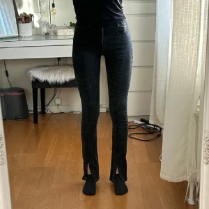 Jeans med slit - Jeans med slit fram. Strl 34 från Gina Tricot. i väldigt fint skick. Tryck gärna på ”köp”.