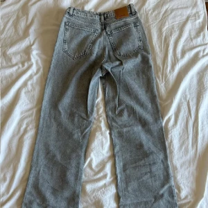 Jeans - Gråa raka jeans i strl W24 L32, passar strl 34. Från Bikbok. Endast använda nån enstaka gång, i nyskick. Säljer då de e för små. Tryck gärna på ”köp”.