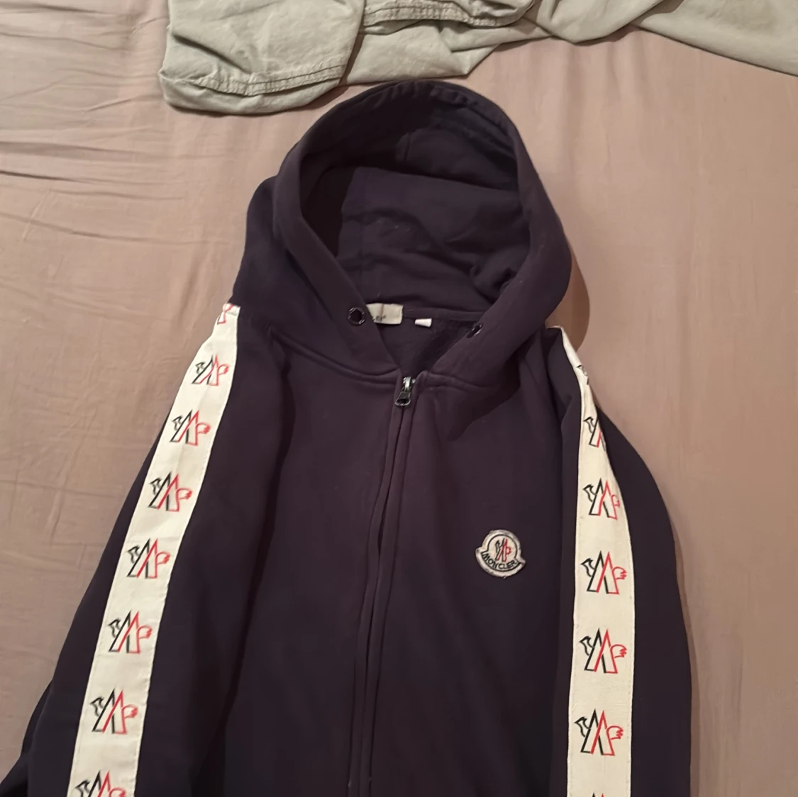 Svarta mjukisbyxor svart tröja från moncler - 2