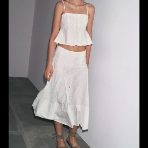 Vit långkjol i bomull med broderi - SÖKER!!! denna kjol från Zara! Hör av mig om du säljer denna! Storlek 34/36