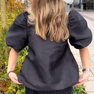 Svart blus med puffärmar - Snygg svart blus med puffärmar från Veromoda. Storlek M, mycket bra skick, prislappen sitter kvar. Endast testad men satt inte bra på mig 💕 