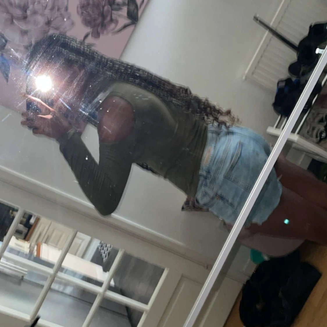 Olivgrön tröja passar perfekt t utekvällar