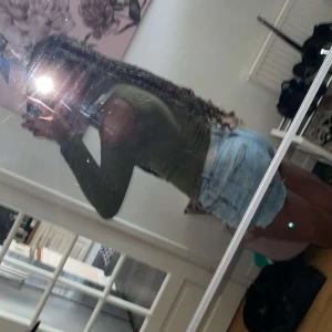 Olivgrön tröja passar perfekt t utekvällar - Snygg axel urringad tröja tunn stretchig passar perfekt när det är lite varmt ute då man har en lite tunnare och svalare tröja