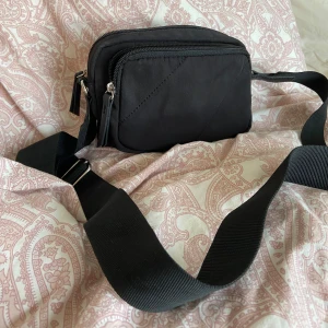 Väska - Säljer en fin svart axelremsväska med två fack från Even&Odd, nypris 189kr, fint skick! 