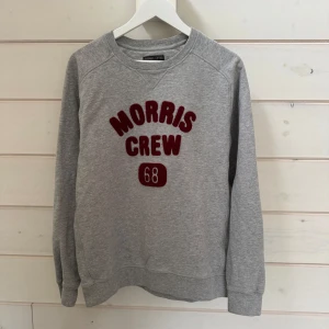 Grå Morris Sweatshirt - Storlek L - Tjenare säljer denna superfina morris sweatshirt som inte har blivit använd och är där med i super skick. Den är i storlek L. Hör gärna av er vid frågor och funderingar!🤗
