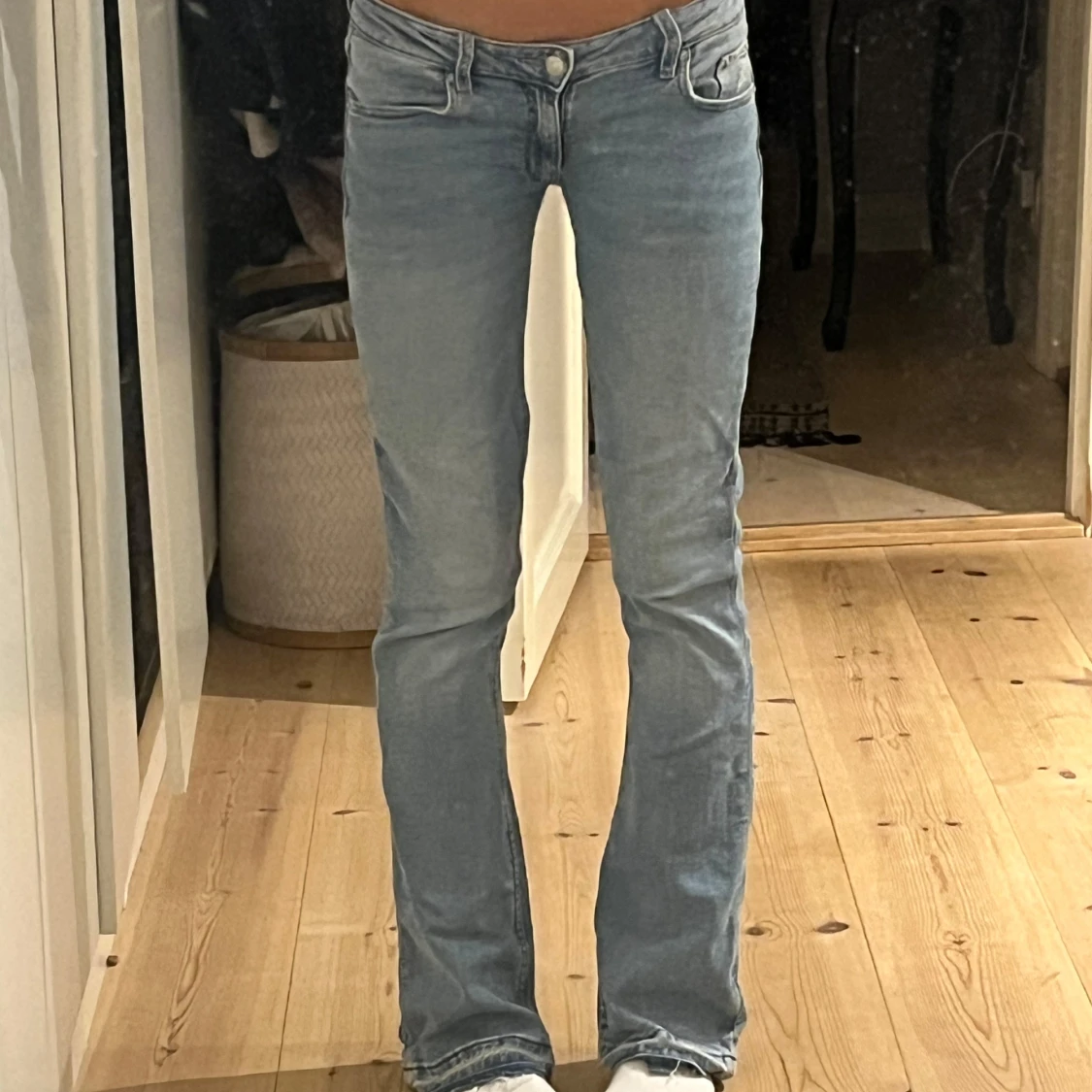 Ljusblå bootcut jeans med låg midja