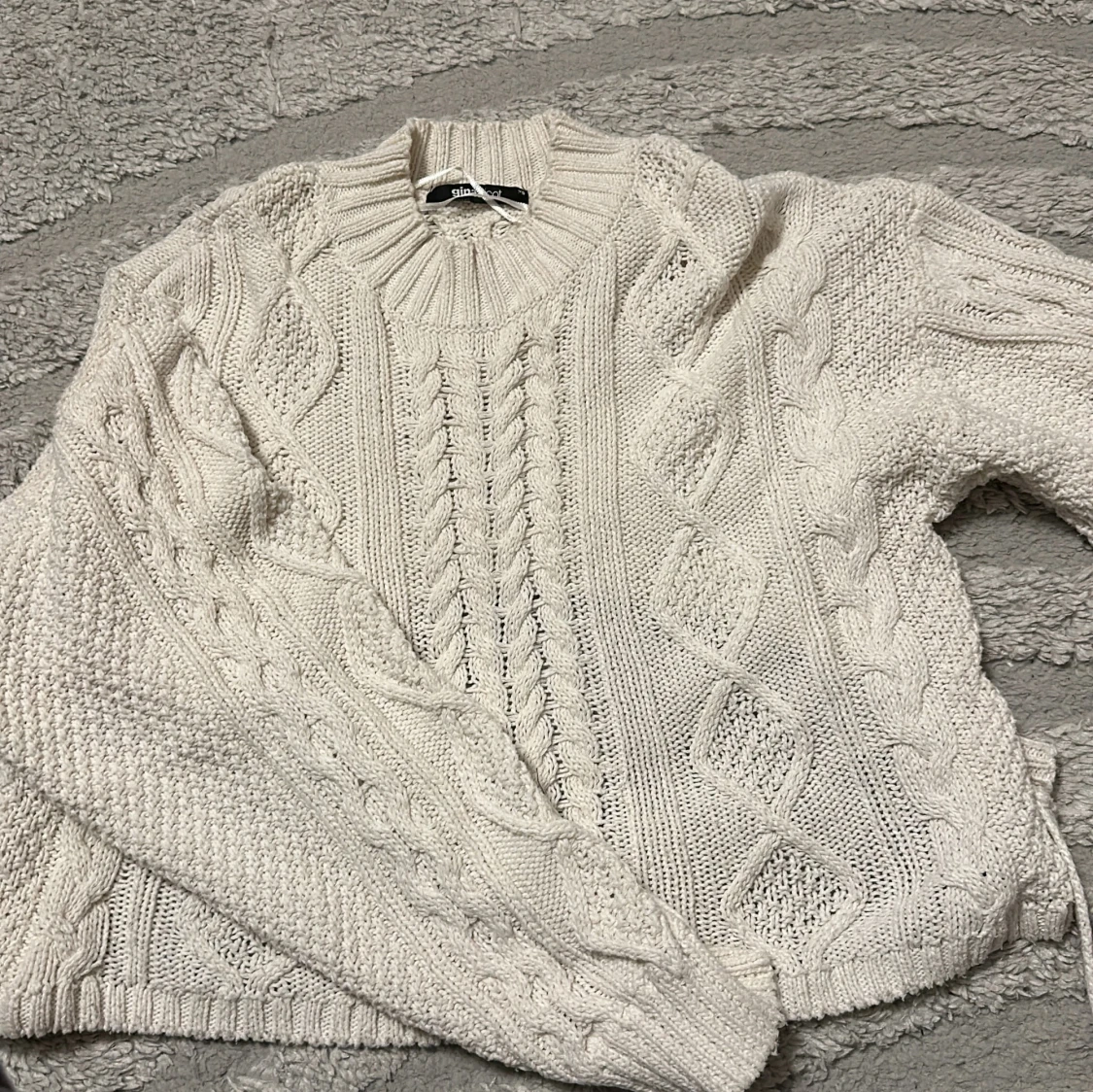 Vit stickad tröja med knyt från Gina Tricot