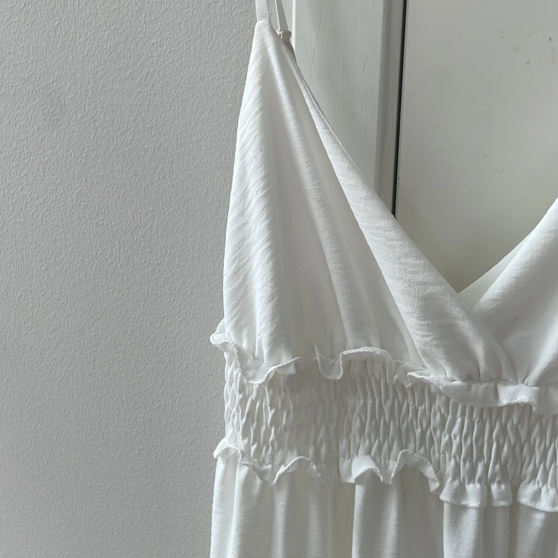 Vit somrig volangklänning med smock - 2