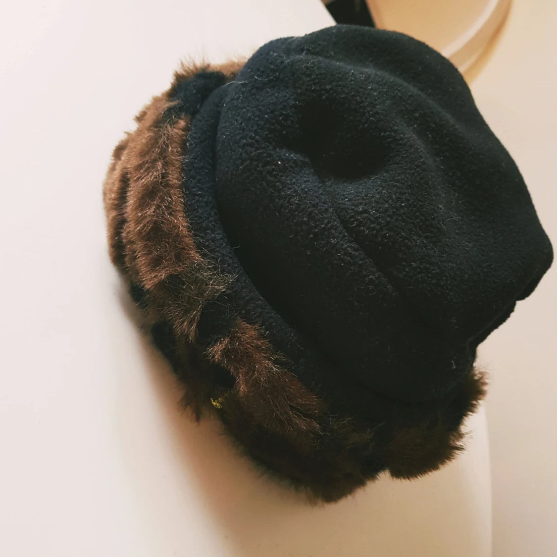 Svart hatt med fuskpäls från Gunvor Syfabr.