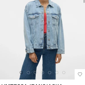 Oversized ljusblå jeansjacka - Supersnygg jeansjacka från veromoda som inte kommer till användning, endast använd 1 gång. Brukar ha storlek M men har XL i denna för att ha den oversize och de blev toppen!! Nypris 599 kr☺️☺️