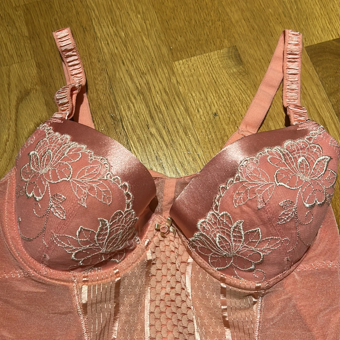 Rosa festtopp med spets och broderi - 1