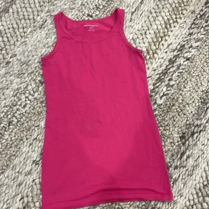 Rosa linnetopp från KappAhl - Rosa linnetopp från KappAhl. Modellen är ärmlös med klassisk rund halsringning och rak passform. 