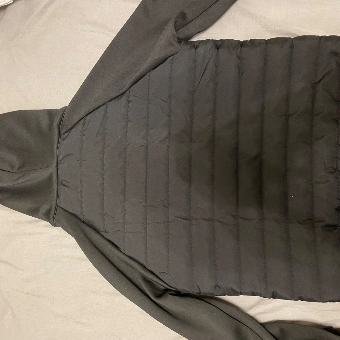 Svart quiltad pufferjacka med huva - 2