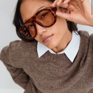 Bold aviator solglasögon Gina Tricot - Snygga solglasögon från Gina Tricot med bred båge i turtle-mönster. Modellen har en markerad, rak ovansida och stora bruna glas. Aldrig använda med lapp - helt slutsålda överallt. 