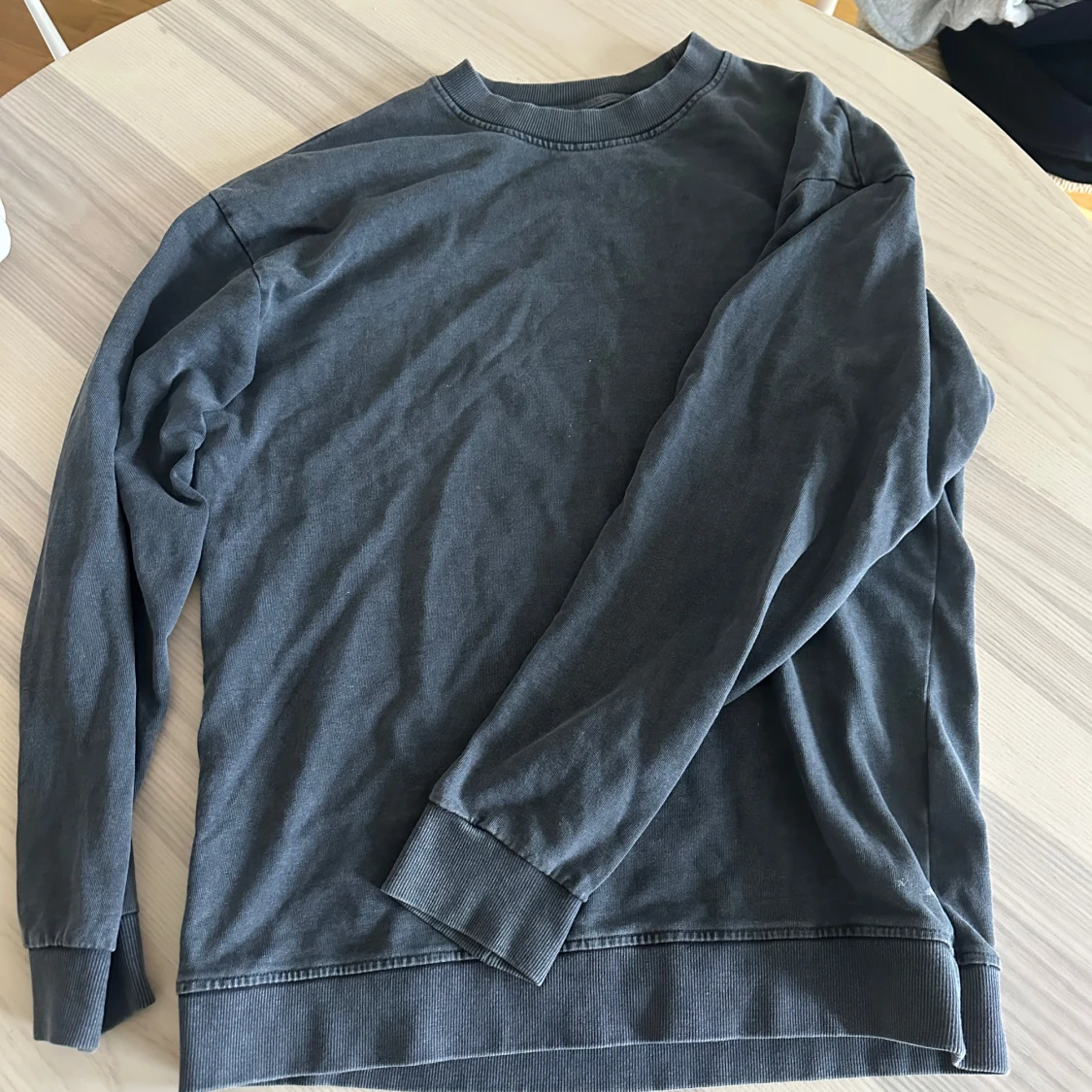Mörkgrå basic sweatshirt