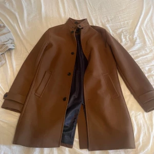 Brun rock från Jack & Jones, stl M - Snygg brun rock från Jack & Jones. Köpt för 1699, mitt pris är 999. Säljer den för jag har nästan aldrig använt den! Kom gärna med prisförslag