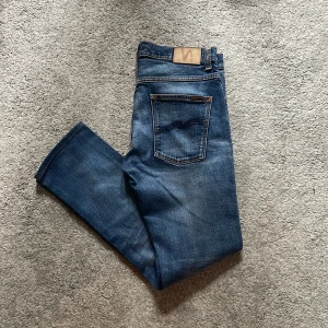 Blå grim tim jeans från Nudie Jeans - Märke: Nudie Jeans                                                              Storlek: 32/30                                                                           Färg: blå                                                                 Skriv om mer info👌