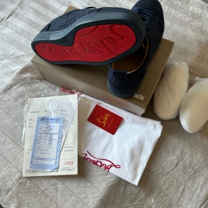 Mörkblå sneakers från Christian Louboutin - Hej jag säljer mina skor som är helt nya och allt följer med 