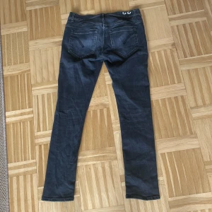 Dondup Jeans - Snygga svarta jeans från Dondup i modellen George. Jeansen har storleken 33 i midjan. Snygga brallor, va inte blyga att skriva vid minsta fundering!