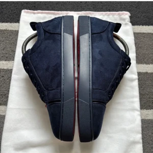 Mörkblå mocka sneakers från Louboutin - Hej jag säljer mina skor som är helt nya och allt följer med 