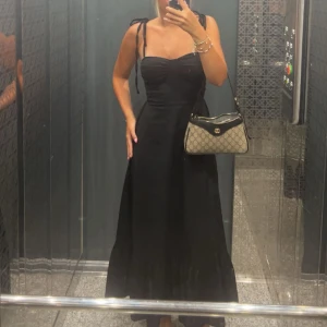 Svart långklänning med knytaxelband - Väldigt elegant svart klänning Klänningen har en söt rynkad  Perfekt för dig som gillar elegans och trendiga plagg🖤🖤🖤🖤