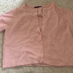 stickad tröja - söt kortärmad stixkat tröja från lager. storlek L men passar mindre . aldrig använd. fina knappar