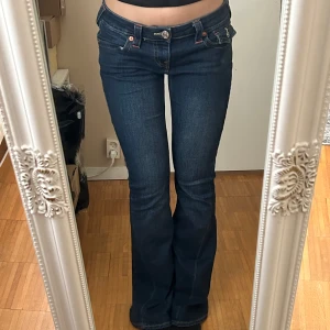 True Religion bootcut jeans - mörkblå jeans från True Religion i modellen Joey💕