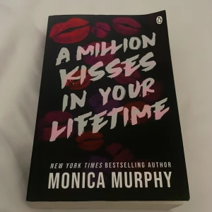 A Million Kisses in Your Lifetime - En het och romantisk berättelse om Wren och Crew på Lancaster Prep. Perfekt för dig som älskar kärlek, drama och oväntad kemi. En bok om att hitta sig själv, våga älska och att livet är mer än bara betyg. Passar unga vuxna som vill ha en beroendeframkallande kärlekshistoria.