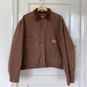 brun jacka från duxbak - jag säljer en brun overshirt från märket duxbak med cool manchesterkrage och två stora fickor framtill. jackan har tryckknappar och en avslappnad, boxig passform. perfekt för lager-på-lager till hösten och ger en vintagekänsla till! 