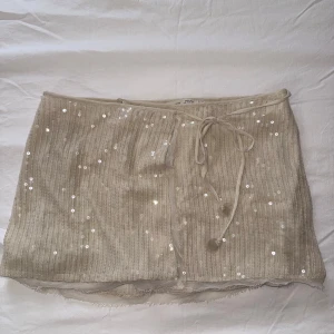 Sequinkjol med knytning - Helt perfekt nu för sommaren, köpt på Zara i Italien förra sommaren så går ej att hitta nu!💕💕