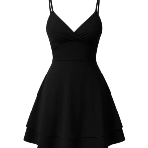 Svart kortklänning med v-ringning - Supersnygg svart kortklänning med v-ringad omlott-topp och smala axelband. Klänningen har en utsvängd kjol. Köpt för typ 10 år sedan från Nelly men har inga defekter!💕