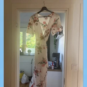 Köpes Nelly omlottklänning  - Sökes Nelly omlottklänning, som den på bilden storlek L