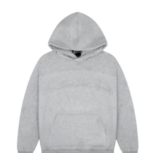 Tracksuit - Säljer nu denna riktigt snygga tracksuiten ifrån MD the brand, den är köpt för ca 4 månader sen och använts ett par gånger men nu på senare tid har den inte kommit till användning. Där finns inga tecken på att den är använd, alltså finns där inga skavanker eller märken. Den är gjord i 100% bomull vilket man känner när man har den på sig, riktigt skönt material. Nypriset på denna ligger på ca 1500 kr. Storlek s, jag kommer sälja den för 859 vilket är riktigt billigt för både tröja och byxa.