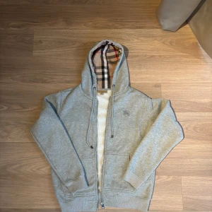 Burberry zip - Burberry zip hoodie 🤩 Helt ny! ✨ Storlek M, men passar mer som S Snabb leverans! 🚀 