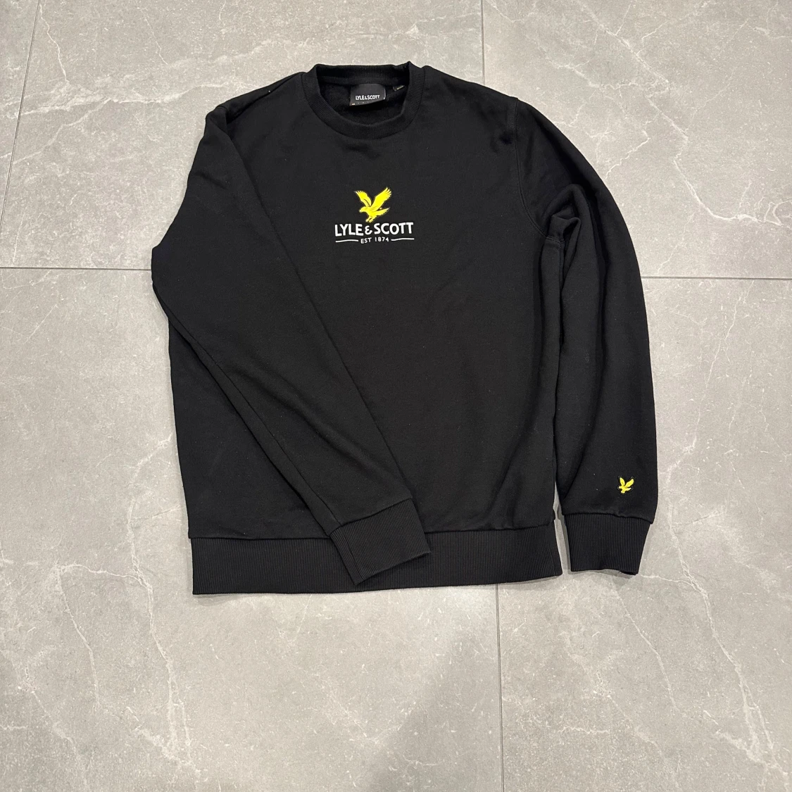 Svart sweatshirt från Lyle & Scott