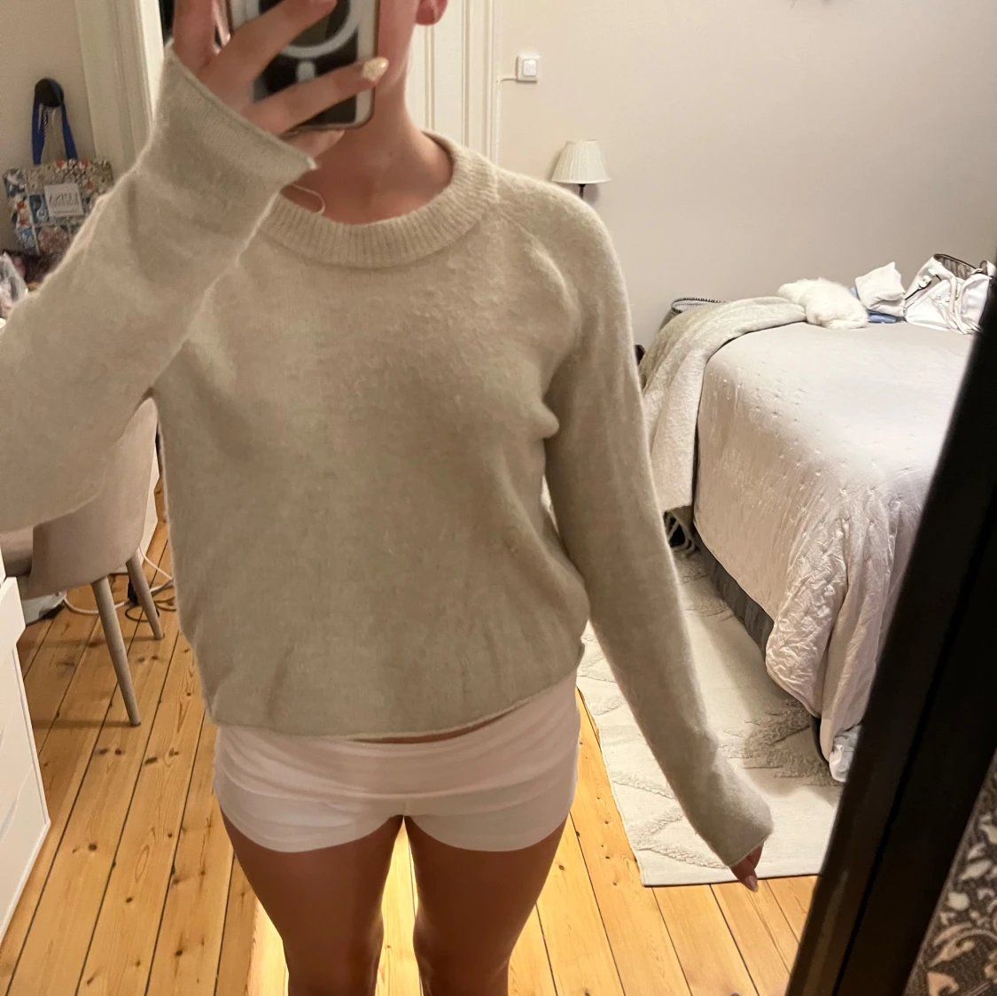 Beige stickad tröja med rund hals