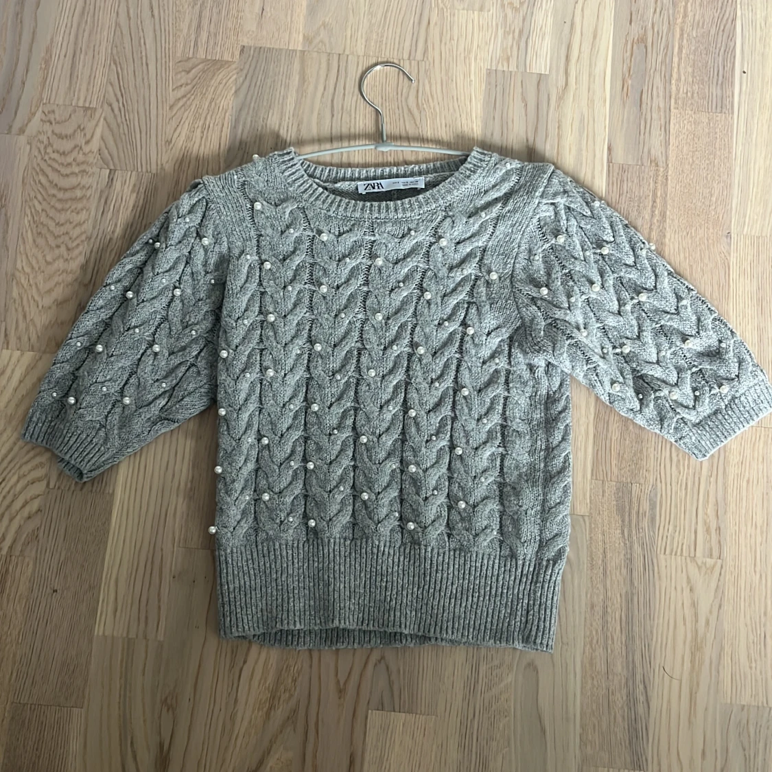 Grå stickad tröja med pärlor från Zara