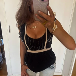 Urringad volangtopp  - Så fin urringad volangtopp! Jag är 168 och det är mina bilder, köp via köp nu direkt eller Swish, kvar tills markerad som såld 💖 