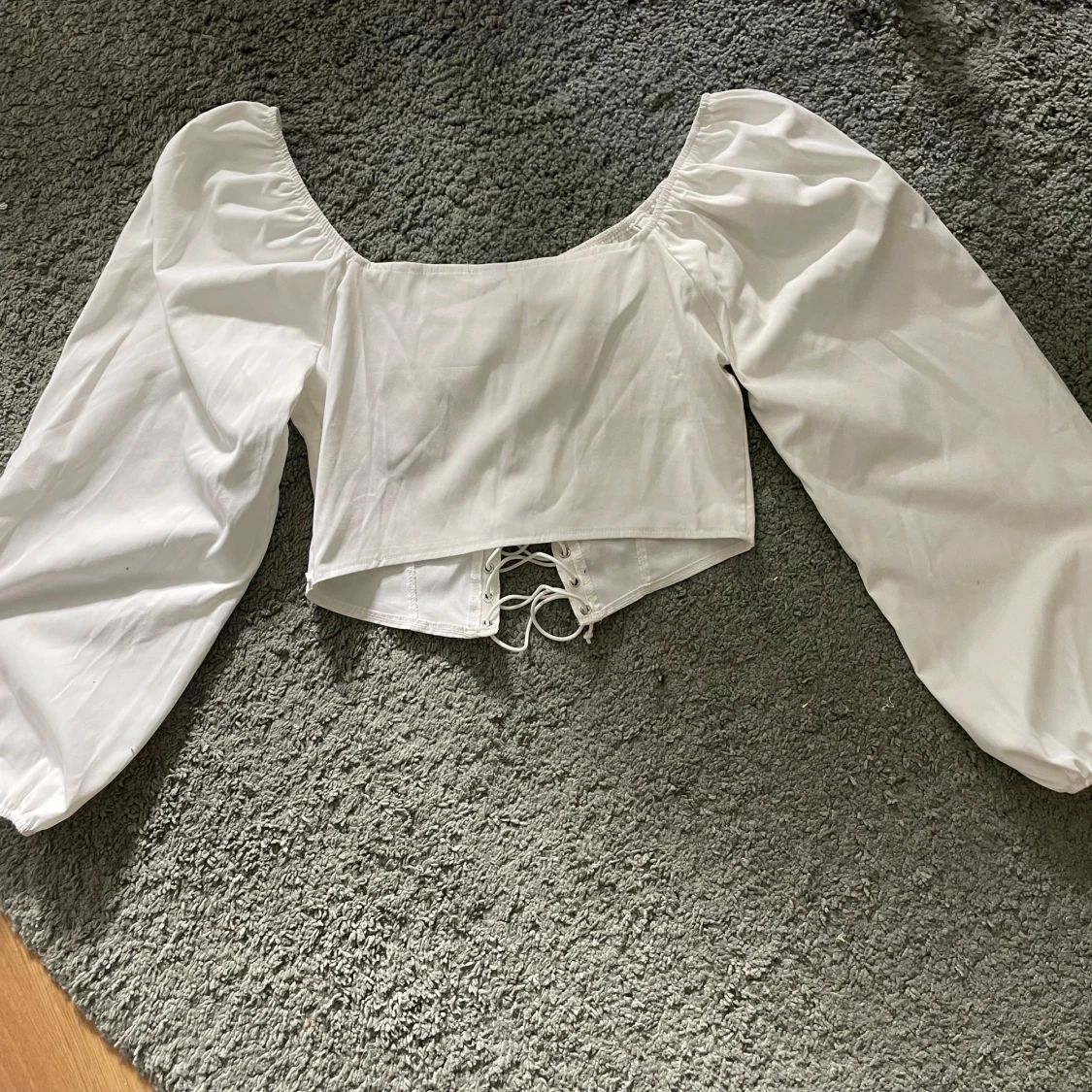 Vit korsettopp med puffärmar och snörning - 1